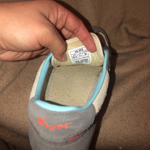 ASICS - Picture 3 of 3